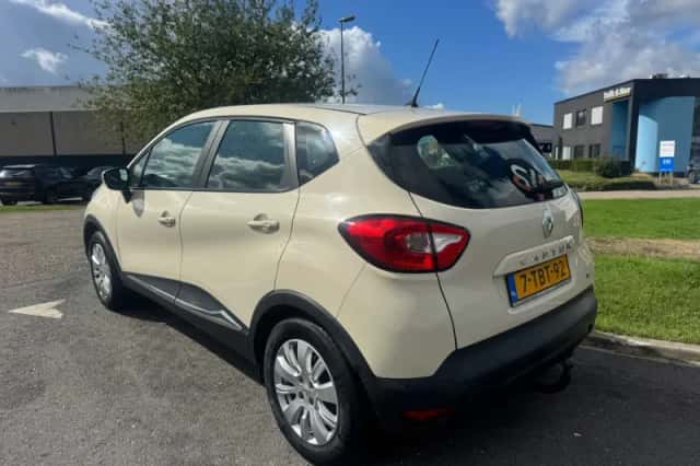 Renault Captur (2014) thumbnail 3