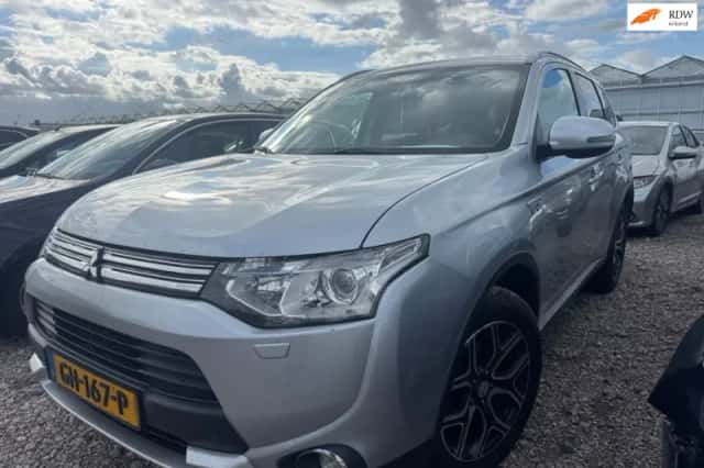 Mitsubishi Outlander (2015) thumbnail 1