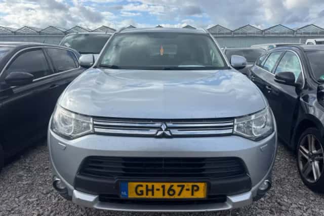Mitsubishi Outlander (2015) thumbnail 2