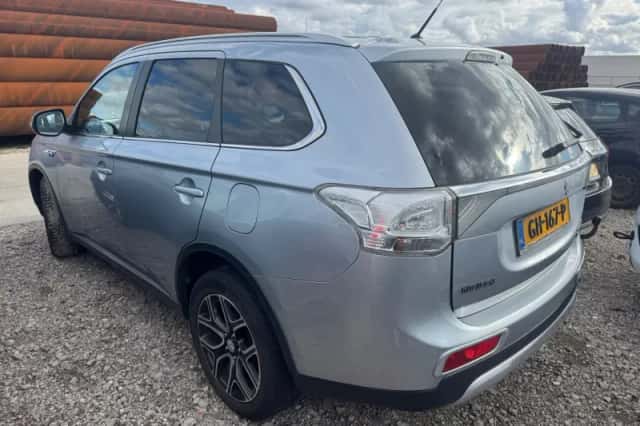 Mitsubishi Outlander (2015) thumbnail 3