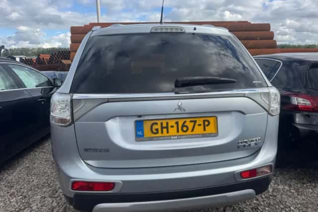 Mitsubishi Outlander (2015) thumbnail 4