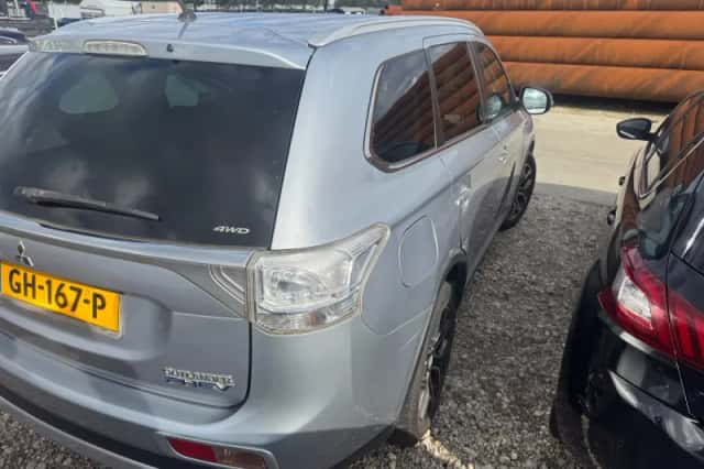 Mitsubishi Outlander (2015) thumbnail 5