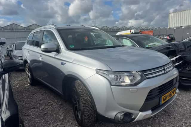 Mitsubishi Outlander (2015) thumbnail 6