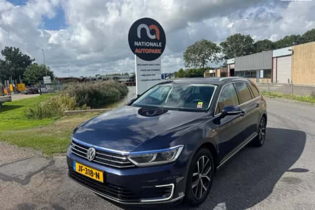 Volkswagen Passat (2015) thumbnail 1