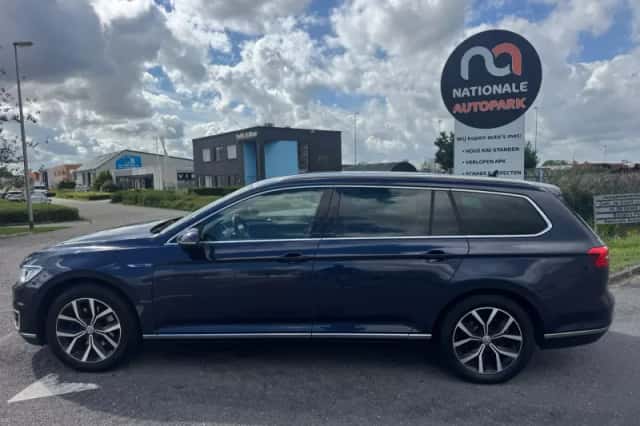 Volkswagen Passat (2015) thumbnail 2