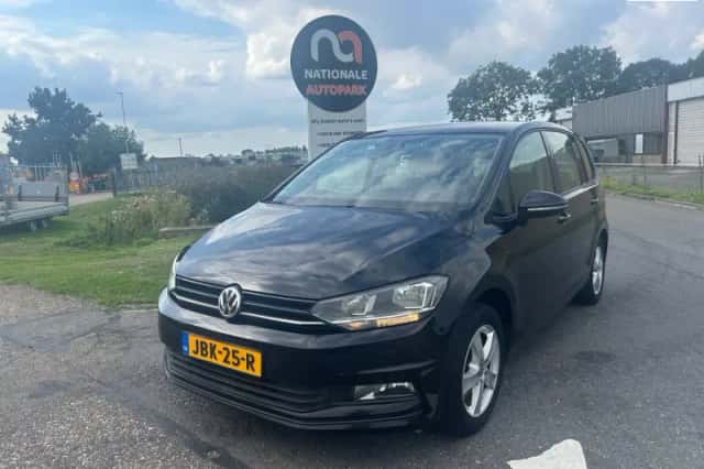 Volkswagen Touran (2017) thumbnail 1