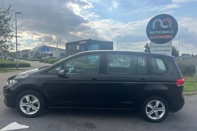 Volkswagen Touran (2017) thumbnail 2