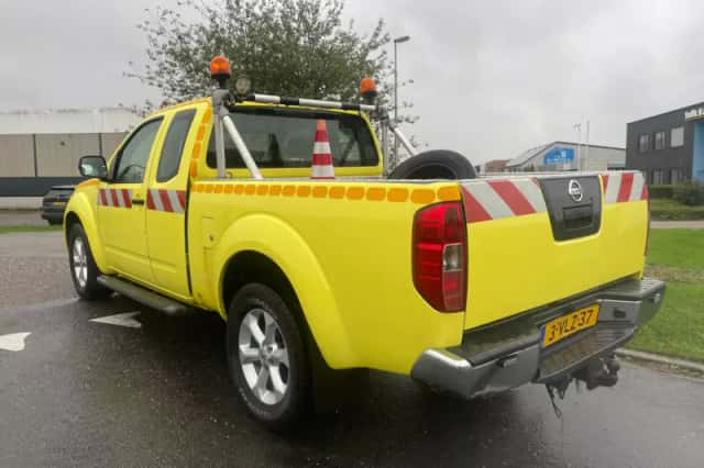 Nissan Navara (2011) thumbnail 3