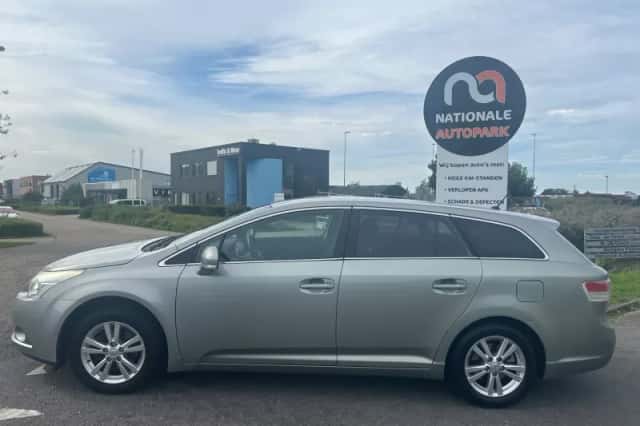 Toyota Avensis (2010) thumbnail 2