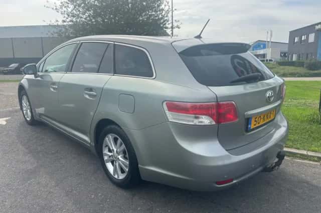 Toyota Avensis (2010) thumbnail 3