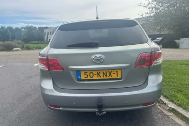 Toyota Avensis (2010) thumbnail 4