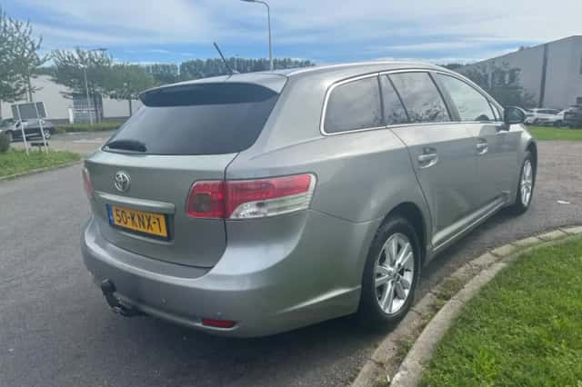 Toyota Avensis (2010) thumbnail 5
