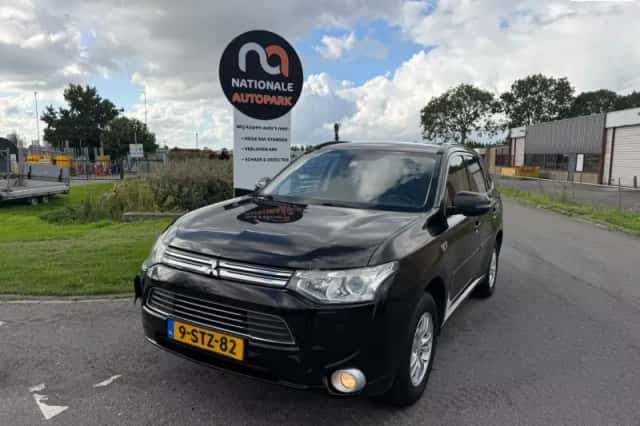 Mitsubishi Outlander (2013) thumbnail 1