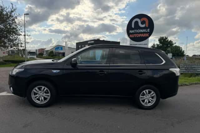 Mitsubishi Outlander (2013) thumbnail 2