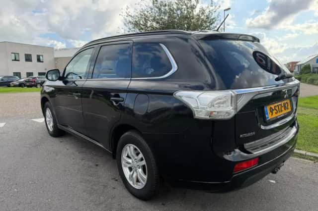 Mitsubishi Outlander (2013) thumbnail 3