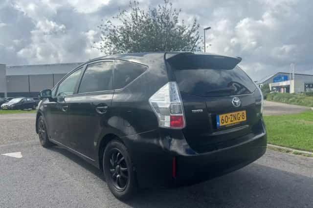 Toyota Prius Wagon (2013) thumbnail 3
