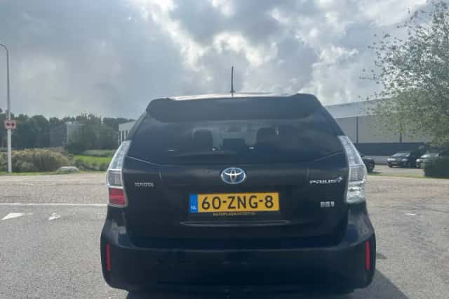 Toyota Prius Wagon (2013) thumbnail 4