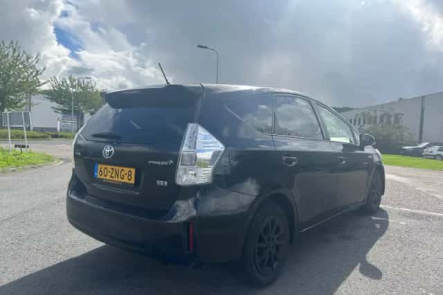 Toyota Prius Wagon (2013) thumbnail 5