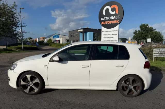 Volkswagen Golf (2011) thumbnail 2