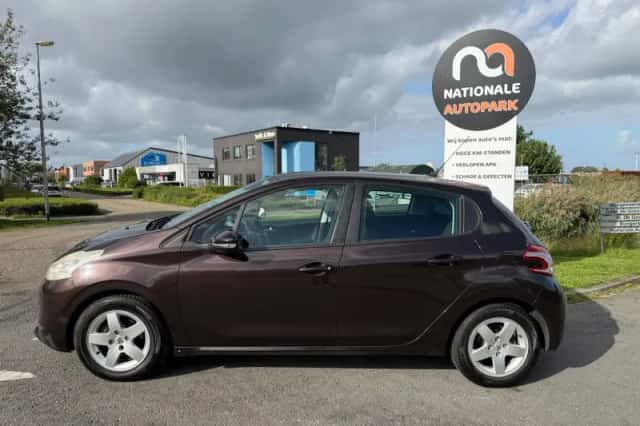 Peugeot 208 (2012) thumbnail 2