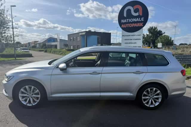 Volkswagen Passat (2015) thumbnail 2
