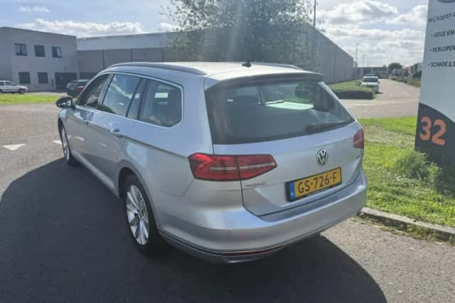 Volkswagen Passat (2015) thumbnail 3