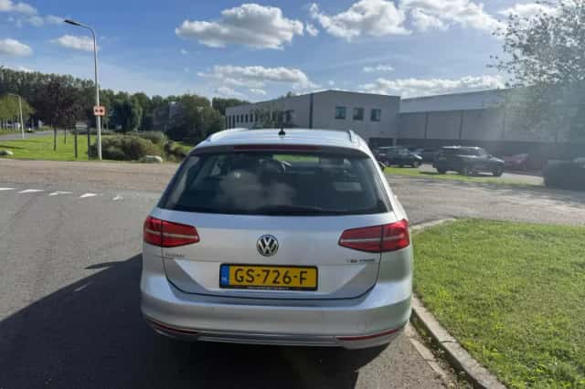 Volkswagen Passat (2015) thumbnail 4