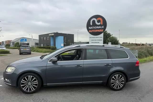 Volkswagen Passat (2011) thumbnail 2