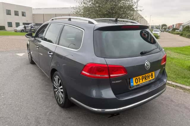 Volkswagen Passat (2011) thumbnail 3