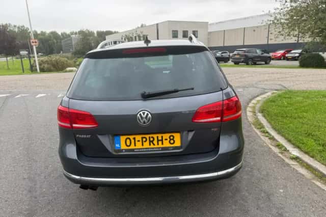 Volkswagen Passat (2011) thumbnail 4