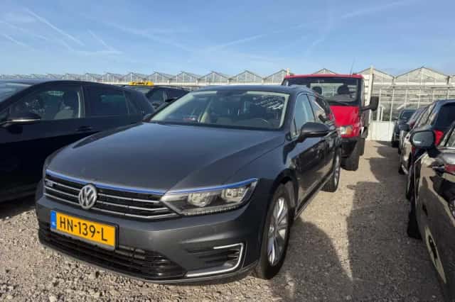 Volkswagen Passat (2015) thumbnail 1