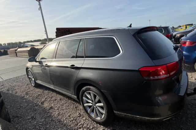 Volkswagen Passat (2015) thumbnail 2