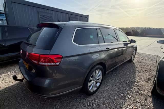 Volkswagen Passat (2015) thumbnail 4