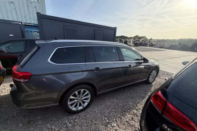 Volkswagen Passat (2015) thumbnail 5