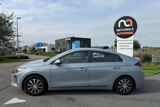 Hyundai Ioniq (2017) thumbnail 2