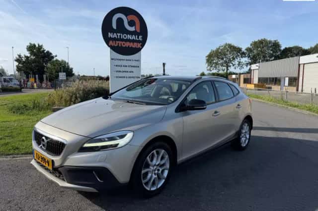 Volvo V40 Cross Country (2018) thumbnail 1
