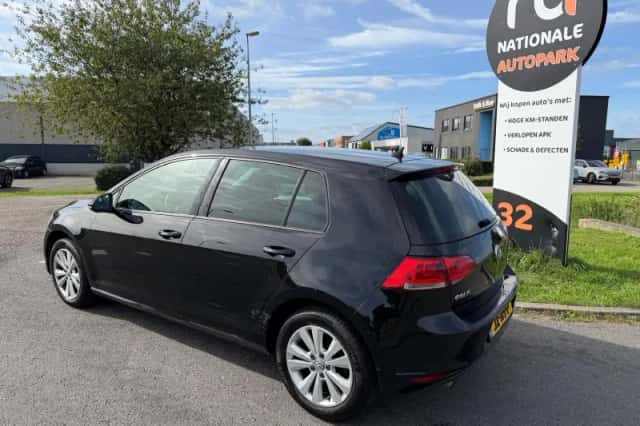 Volkswagen Golf (2016) thumbnail 3