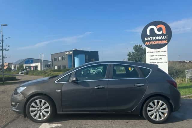 Opel Astra (2013) thumbnail 2