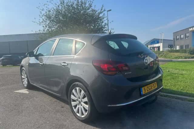Opel Astra (2013) thumbnail 3
