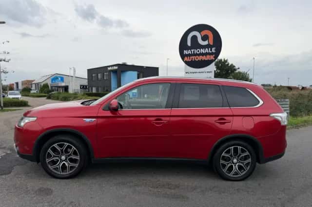 Mitsubishi Outlander (2015) thumbnail 2