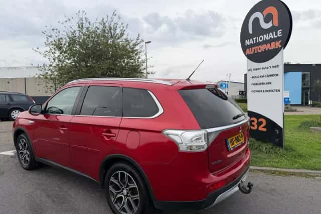 Mitsubishi Outlander (2015) thumbnail 3