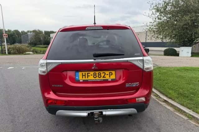 Mitsubishi Outlander (2015) thumbnail 4