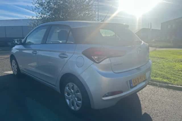Hyundai i20 (2015) thumbnail 3