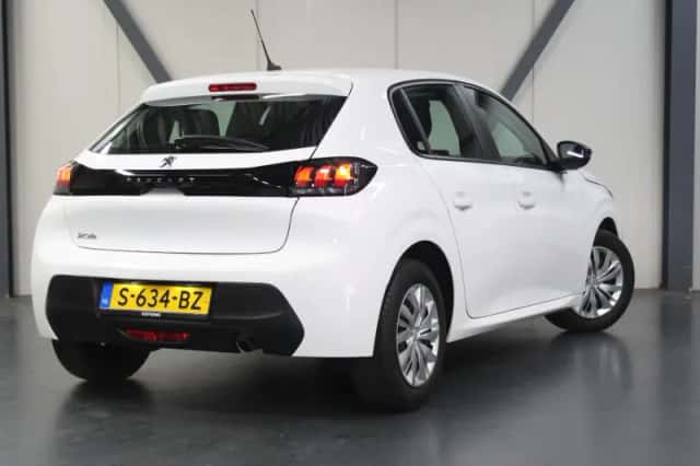 Peugeot 208 (2023) thumbnail 3