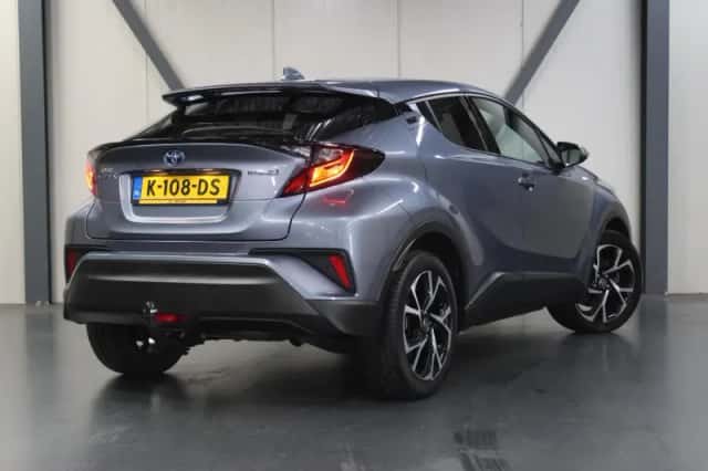 Toyota C-HR (2020) thumbnail 3