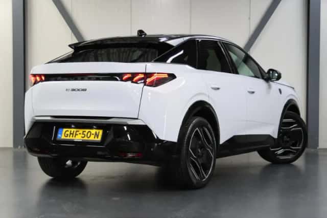 Peugeot e-3008 (2024) thumbnail 3