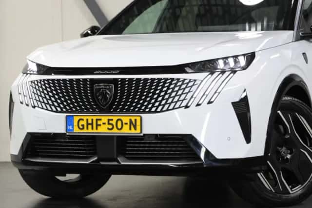 Peugeot e-3008 (2024) thumbnail 6