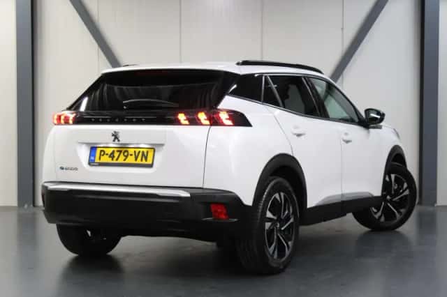 Peugeot e-2008 (2022) thumbnail 3