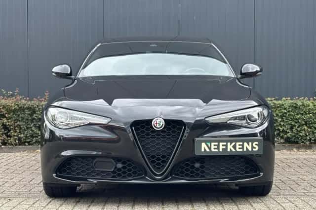 Alfa Romeo Giulia (2022) thumbnail 2