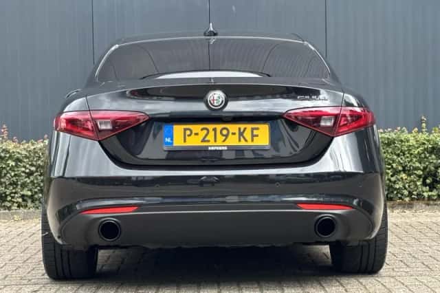 Alfa Romeo Giulia (2022) thumbnail 5